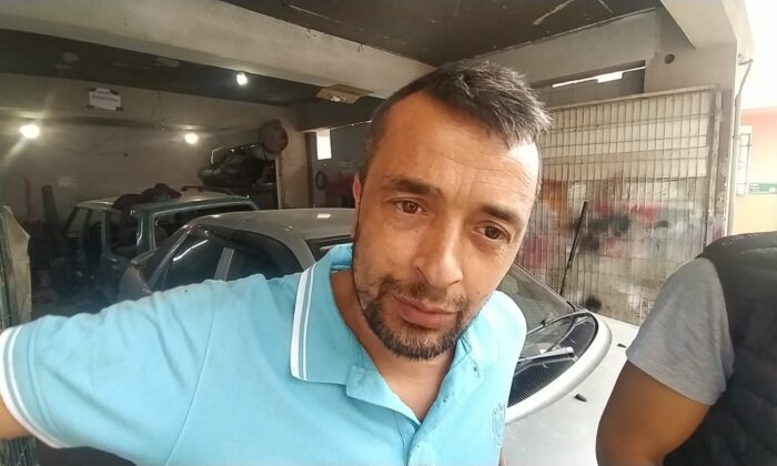 Bursa’da karpuz yüklü kamyon devrildi