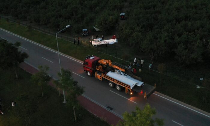 Bursa’da meyve bahçesine mecburi iniş yapan uçağın enkazı kaldırıldı
