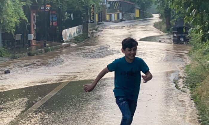 Bursa’da sağanak yağış hayatı felç etti