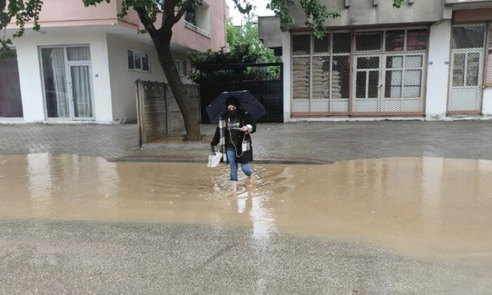 Bursa’da sağanak yağış hayatı felç etti