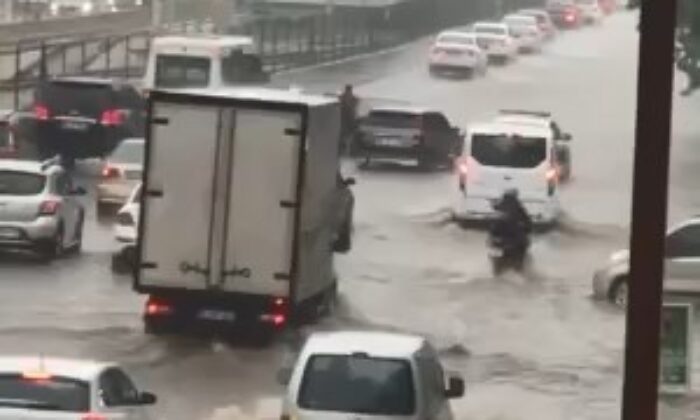 Bursa’da sağanak yağış yolları göle çevirdi