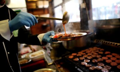 Bursa’da tarihi Kayhan Çarşısı’nın meşhur pideli köftecilerinde mangallar yandı