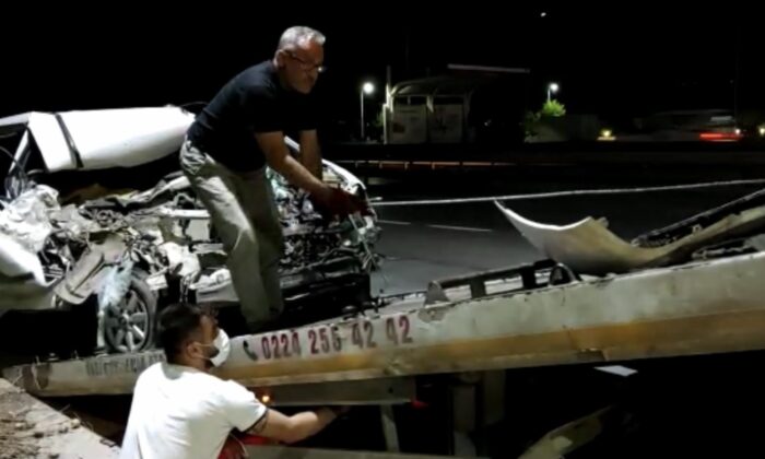 Bursa’da tıra arkadan çarpan sürücü araç içinde sıkışarak can verdi