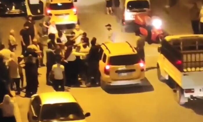 Bursa’da yayaya çarpan taksici darp edildi