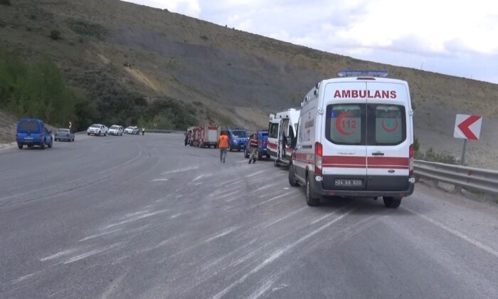 Büyükbaş kurbanlık hayvan taşıyan tır devrildi: 1 kişi hayatını kaybetti