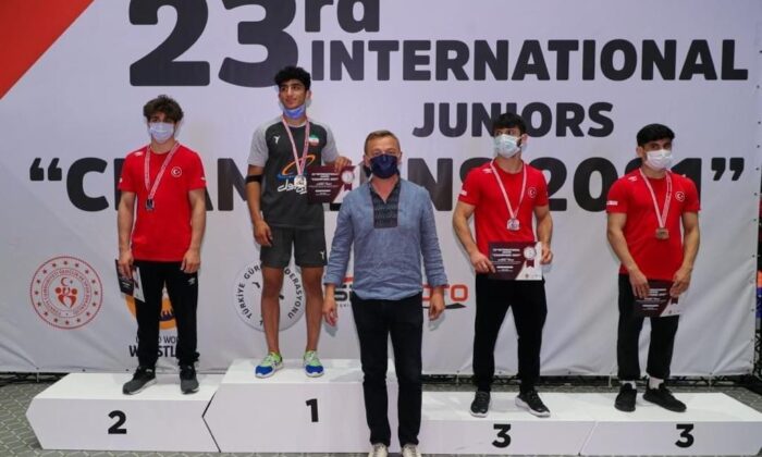 Büyükşehirli sporcular madalyaları göğüsledi