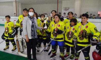 Buz hokeyinde yıldızlar ve minikler madalyalarını aldı