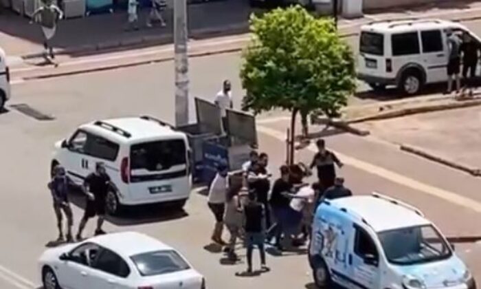 Cadde ortasında yumruklu sopalı kavga