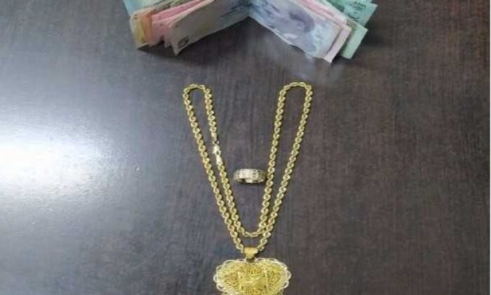 Çaldığı altınlarla kaçamadan yakalandı