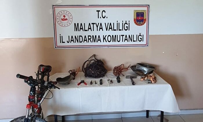 Çaldığı eşyaları bisikletle götürürken yakalandı