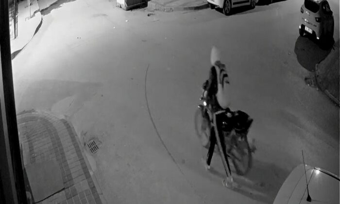 Çaldıkları motosikleti düz kontakla çalıştıramayınca kaçtılar