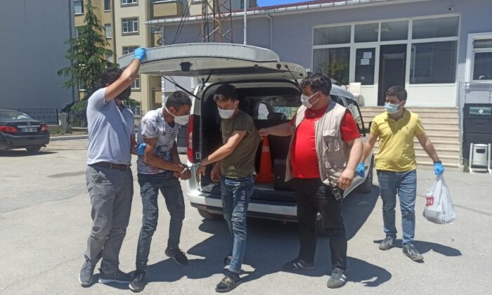 Çaldıkları telefonları satamadan yakalandılar