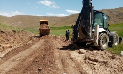 Çaldıran’da tarımsal arazilerde stabilize yol çalışmaları aralıksız sürüyor