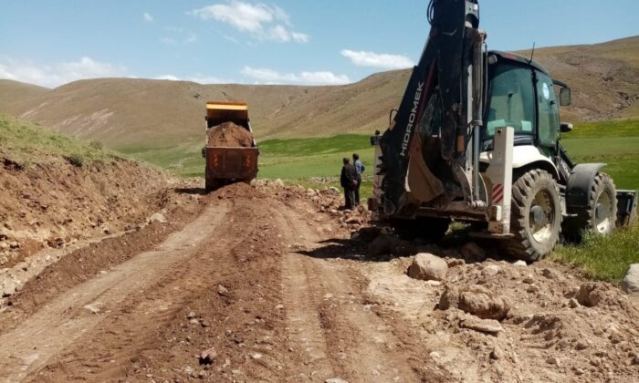 Çaldıran’da tarımsal arazilerde stabilize yol çalışmaları aralıksız sürüyor