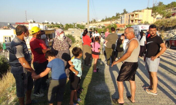 Çalılık yangını mahalleliyi sokağa döktü, alevler evleri teğet geçti