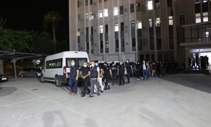 Çalıntı ve hacizli arabaların motor ile şasi numaraları değiştirip, satmışlar