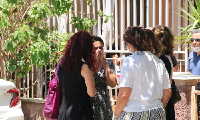 Çamaşır makinesinden çıkan yangın apart daireyi küle çevirdi