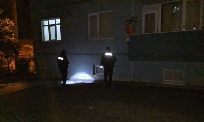 Camdan aşağı düştüğünü kimse fark etmedi