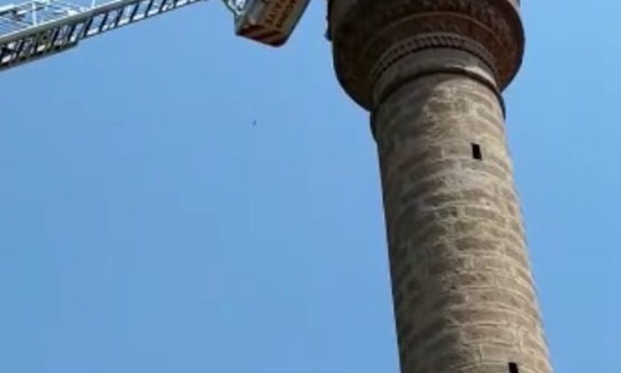 Cami minaresinde mahsur kalan adamı itfaiye kurtardı