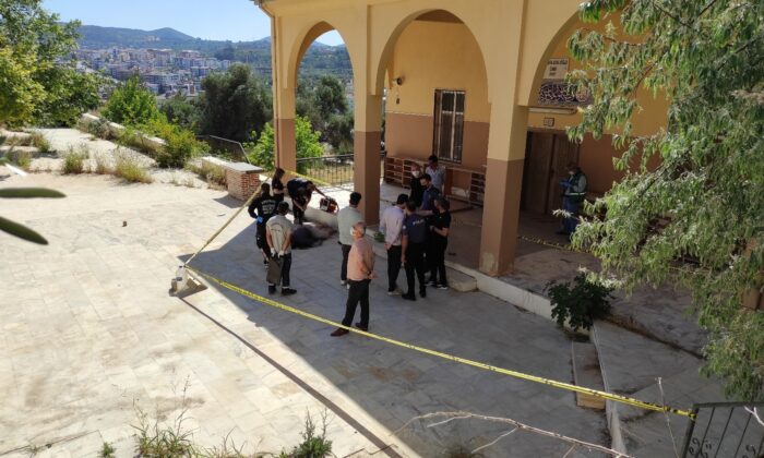 Camide kafasından vurulmuş halde bulundu