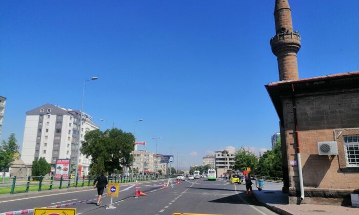 Caminin minaresine yıldırım isabet etti, parçalar yola savruldu