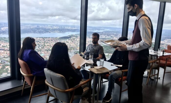 Çamlıca Kulesi restoranı ilk müşterilerini ağırladı