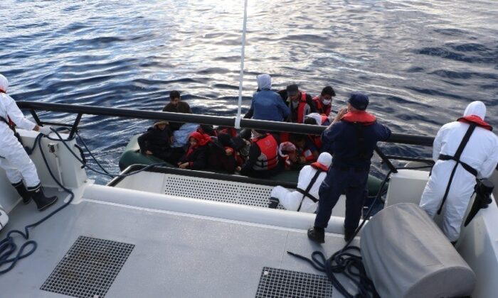 Çanakkale açıklarında 17 düzensiz göçmen kurtarıldı