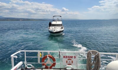 Çanakkale Boğazı’nda arızalanan tekne rıhtıma yanaştırıldı