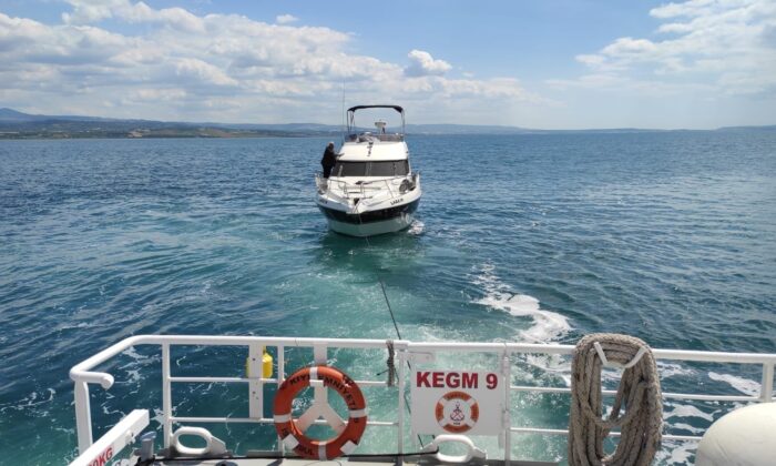 Çanakkale Boğazı’nda arızalanan tekne rıhtıma yanaştırıldı