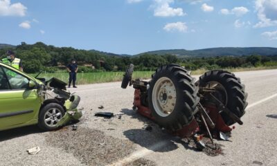 Çanakkale traktör ile otomobil çarpıştı: 4 yaralı