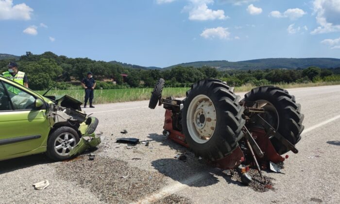Çanakkale traktör ile otomobil çarpıştı: 4 yaralı