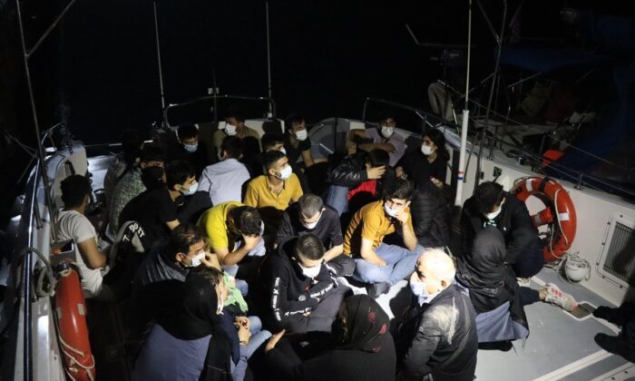 Çanakkale’de 27 düzensiz göçmen ve 2 göçmen kaçakçısı yakalandı