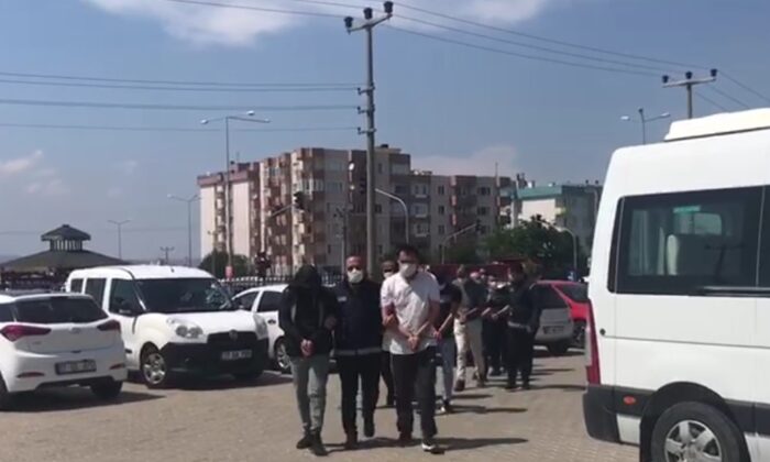 Çanakkale’de 98 düzensiz göçmen ile 10 göçmen kaçakçısı yakalandı