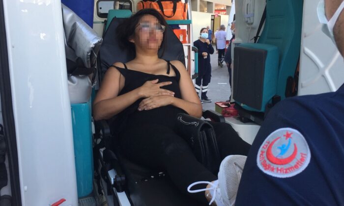 Çantasını almak için genç kadını yumruklayıp sürüklediler