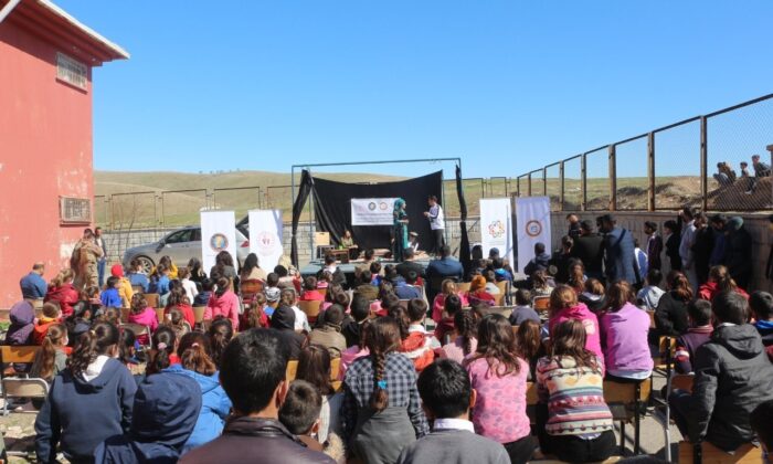 Çardaklı köyünde tiyatro gösterisi