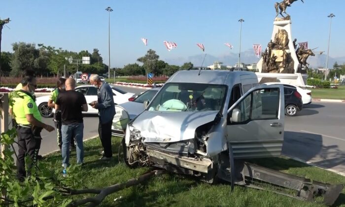 Çarpışan otomobillerin hava yastıkları hayatta tuttu