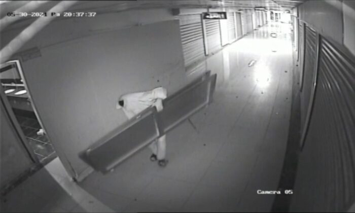 Çarşı tuvaletinin kapılarını çaldı