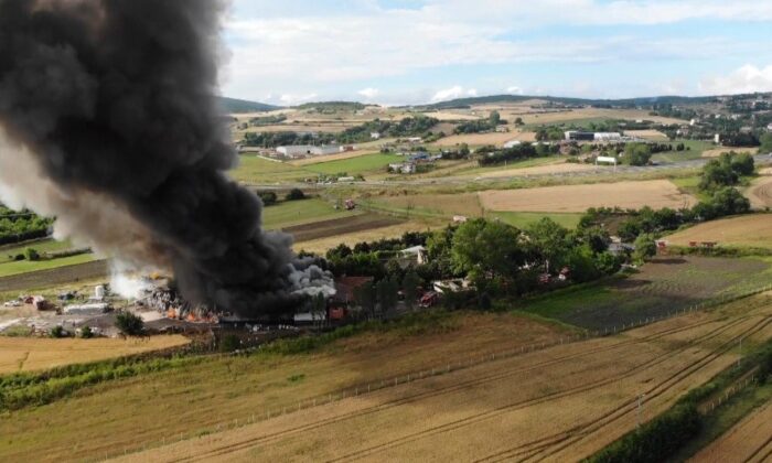 Çatalca’da meyve suyu ürünleri fabrikası alev alev yandı