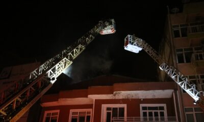 Çatı katında çıkan yangın iki binayı küle çeviriyordu