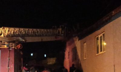 Çatıya çıkan kadını polis ikna ederek aşağı indirdi