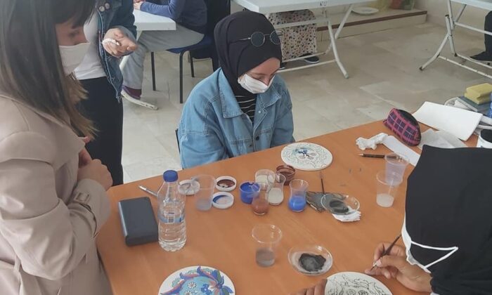 Çavdarhisar’da ’’Sır altı çini işleme’’