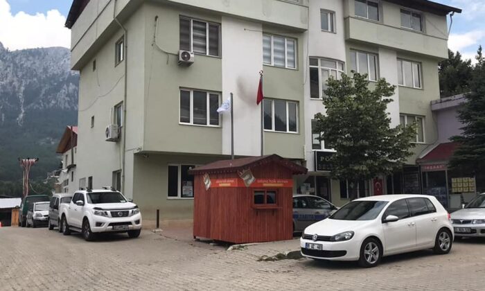 Çay: “Adana Büyükşehir Belediyesi makam girişine de ekmek büfesi koyun”