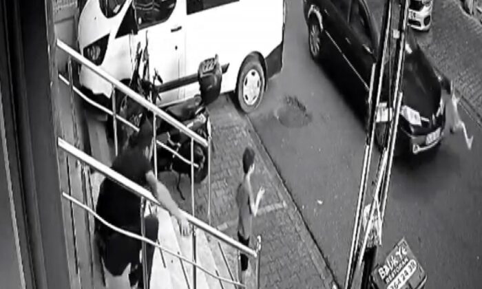 Çekmeköy’de otomobilin çocuğa çarpma anı kamerada