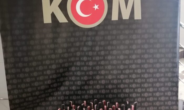 Çeşme’de 58 şişe kaçak içki ele geçirildi