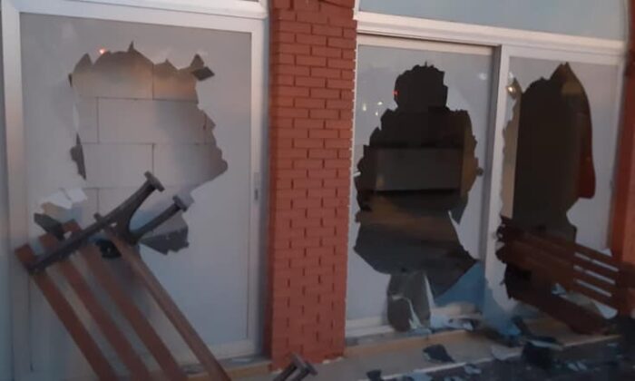 Çeşme’de zabıta binası ve araçlarına taşlı saldırı