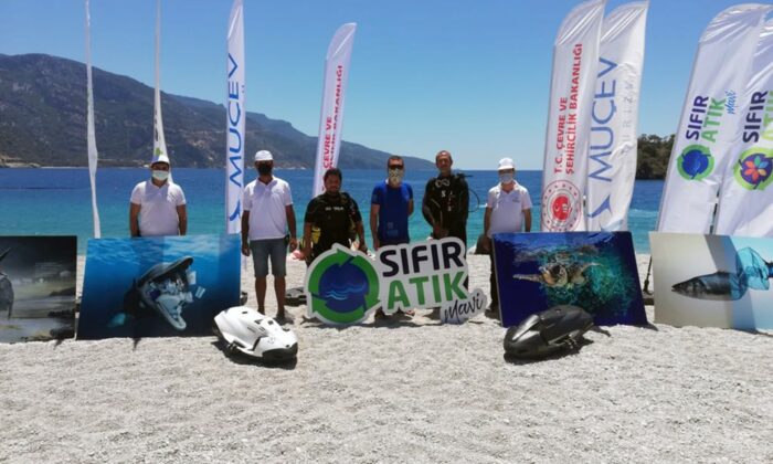 Çevre gününde deniz temizliği