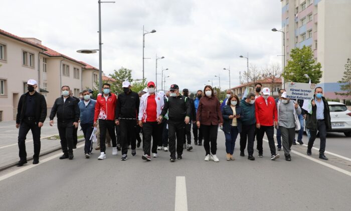 Çevre için yürüyüş yapıp pedal çevirdiler