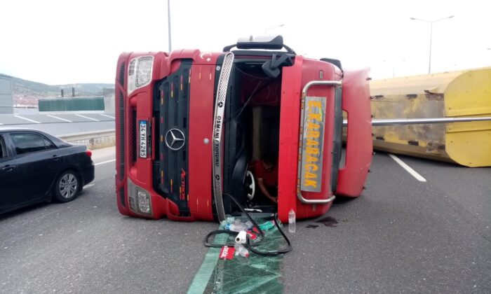 Çevre yolunda çekici devrildi; 1 yaralı