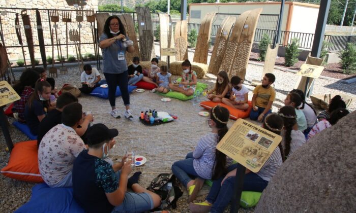 Çevreci çocuklar Efes Tarlası Yaşam Köyünde