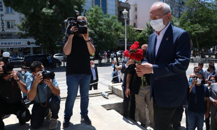 CHP’li Lideri Kemal Kılıçdaroğlu, Şahinbey ve Karayılan’ın mezarını ziyaret etti